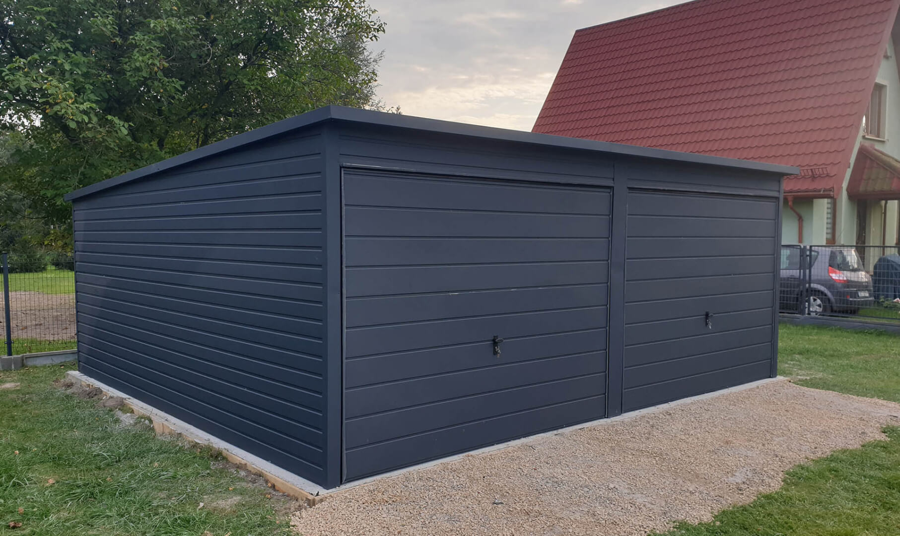 Blechgarage nach Maß aus verzinktem Stahl mit Lieferung und Montage in Deutschland