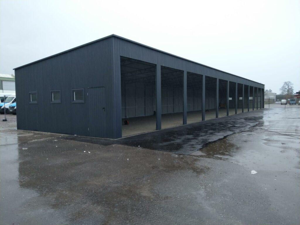 Detail eines elektrischen Rolltors an einer Stahlhalle 20x6 m